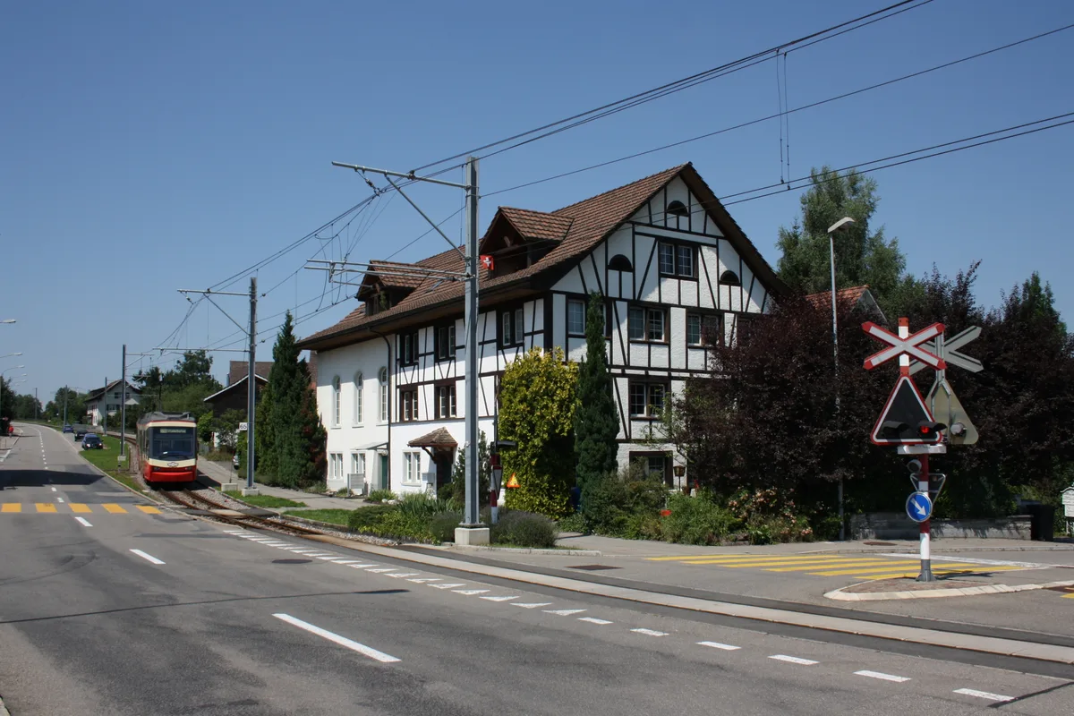 Forchbahn vor der Station Hinteregg